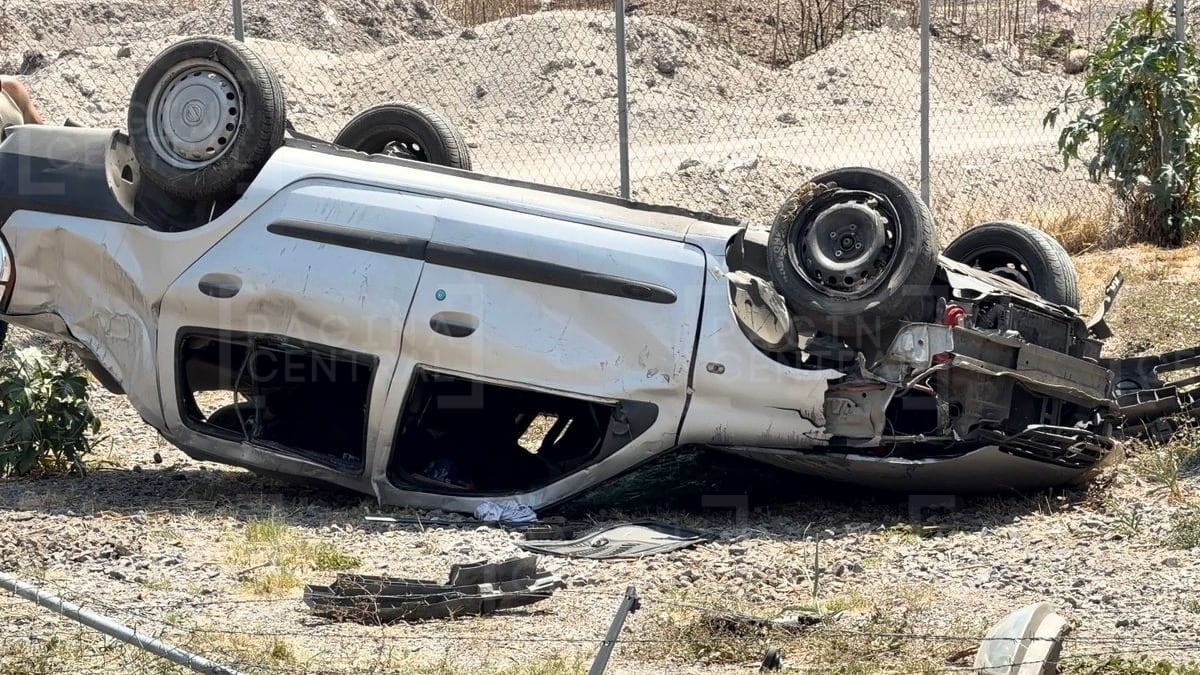 Volcadura en carretera León-Cuerámaro deja dos personas lesionadas