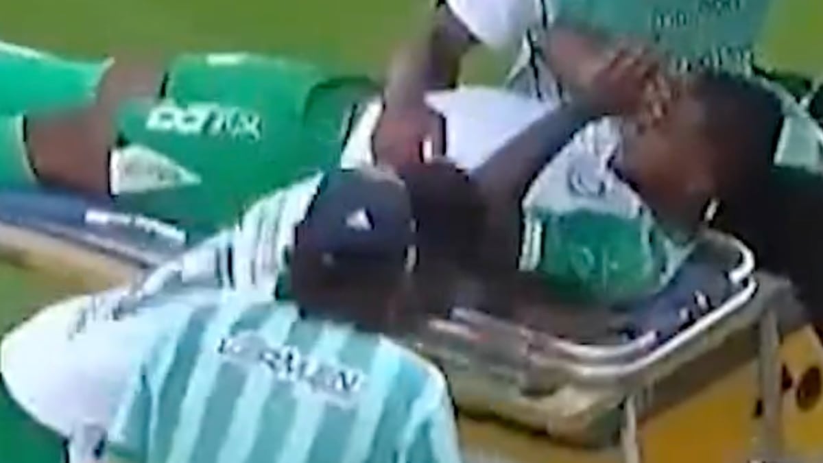 VIDEO ¡Si no ayudas! Camioneta de rescate atropella a futbolista