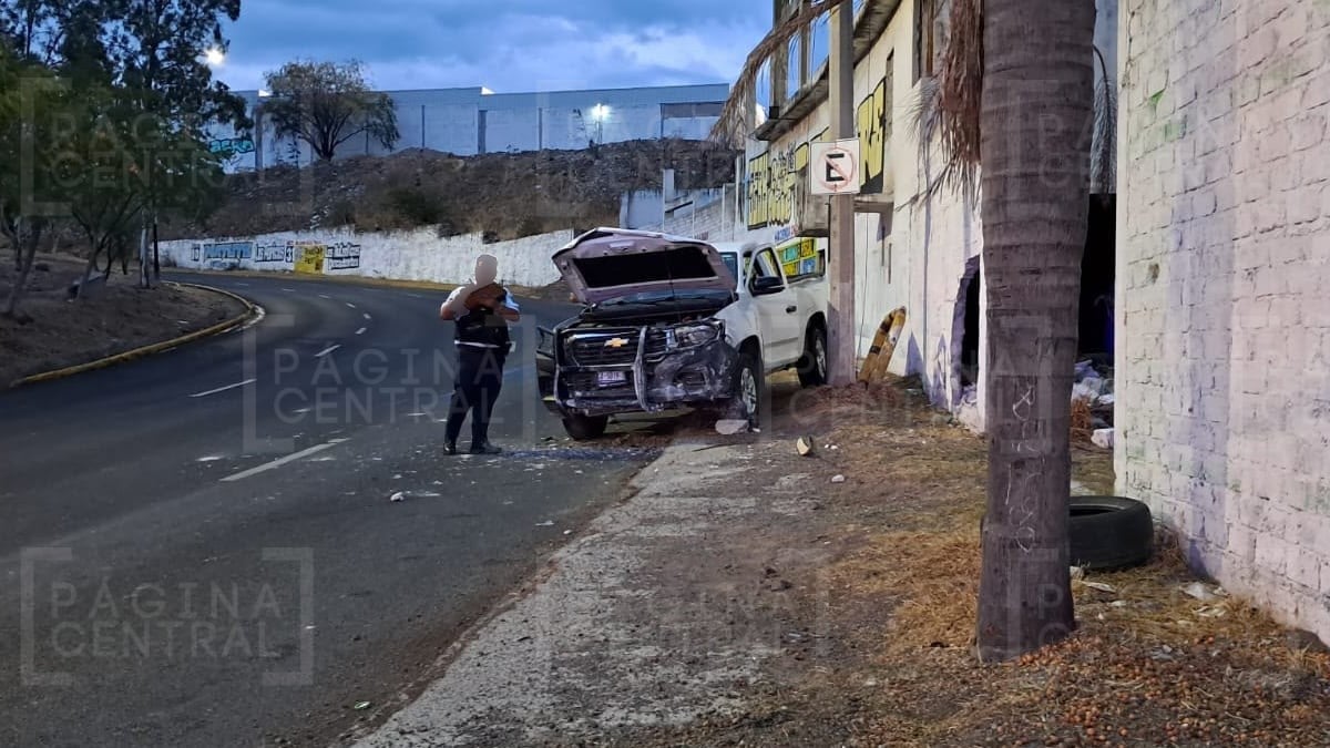 Camioneta se impacta contra barda en Piletas IV; esto pasó con el conductor y un menor
