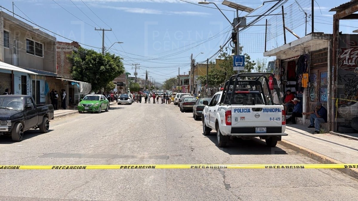Muere taxista tras sufrir aparente infarto y provocar choque múltiple en la colonia Medina