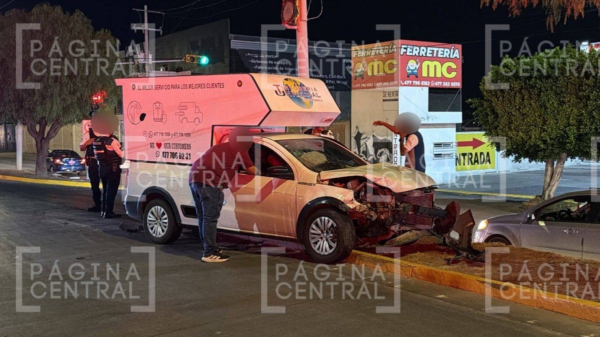 Camioneta se pasa el alto en Prolongación San Juan Bosco y destroza a un Pointer