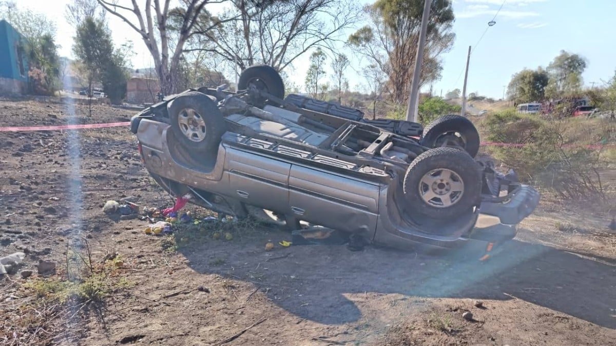 ¡Fatal volcadura! Camioneta se accidenta en Guanajuato y deja un muerto y cuatro heridos