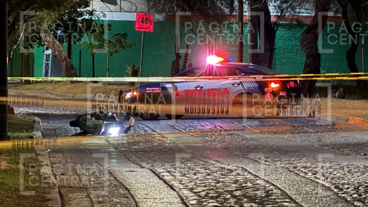 ¡Se estrelló contra un poste de luz! Motociclista muere tras chocar en el bulevar La Luz