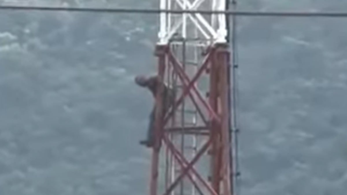 VIDEO Hombre trepa una antena y exige ver a su madre, pero ella ya había fallecido