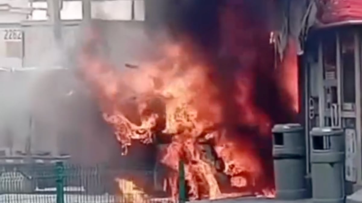 VIDEO ¡Está ardiendo! Así este incidente en el estacionamiento de tienda de conveniencia