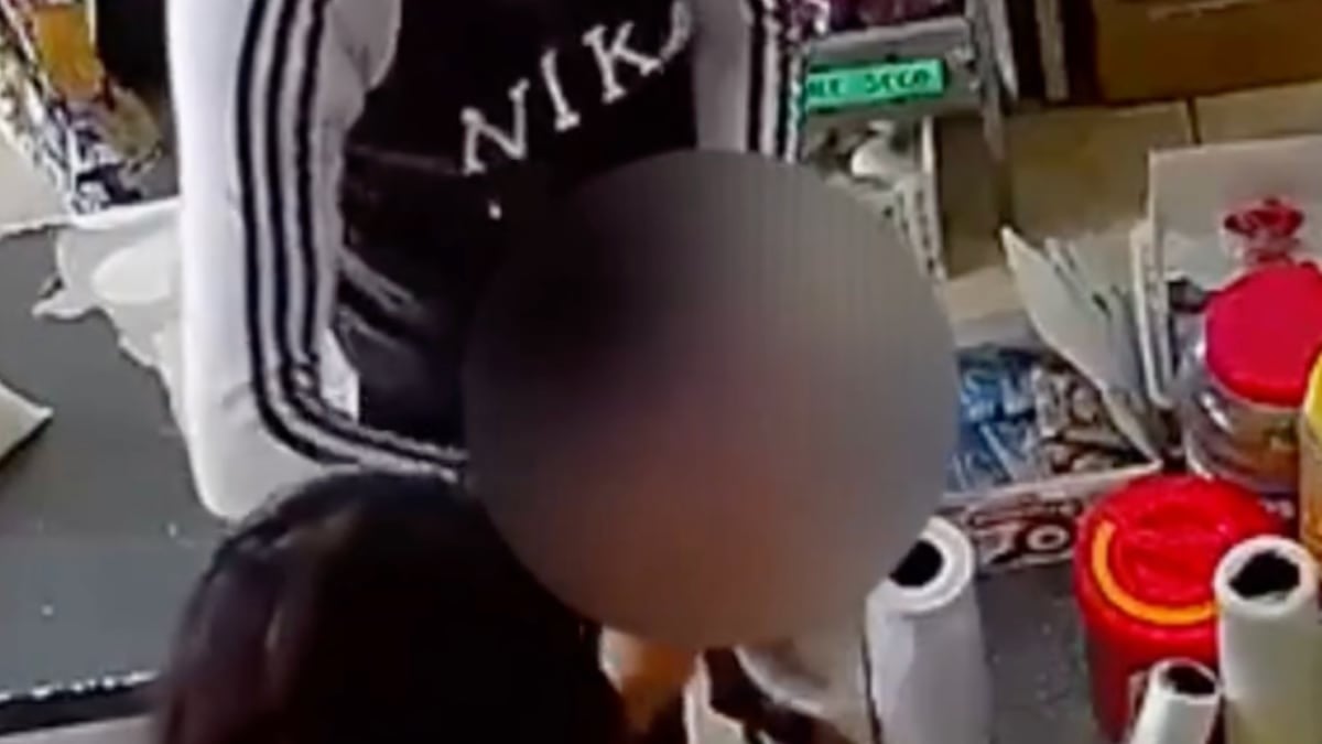 VIDEO ¿Algo más? Ladrón roba a mano armada y hasta pide bolsa para el dinero