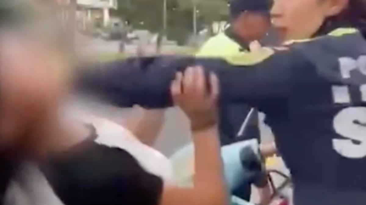 VIDEO ¡Del cabello no! Exhiben presunto abuso de autoridad de policía