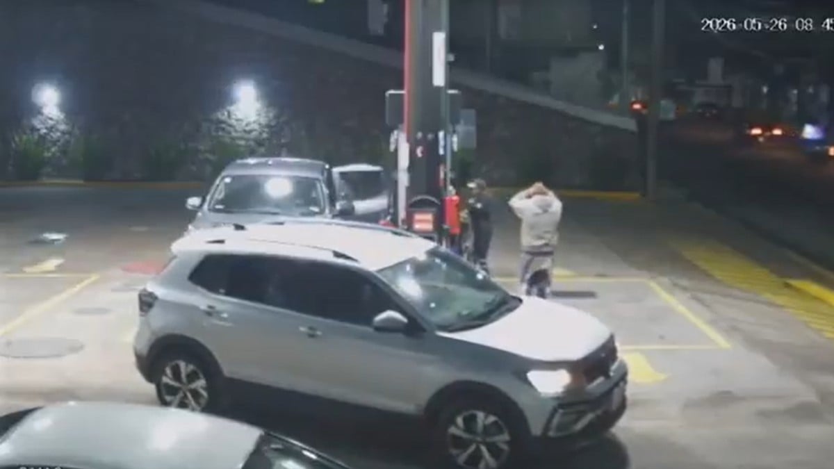 VIDEO ¡Los emboscan en la gasolinera! Así opera una banda de robo de autos