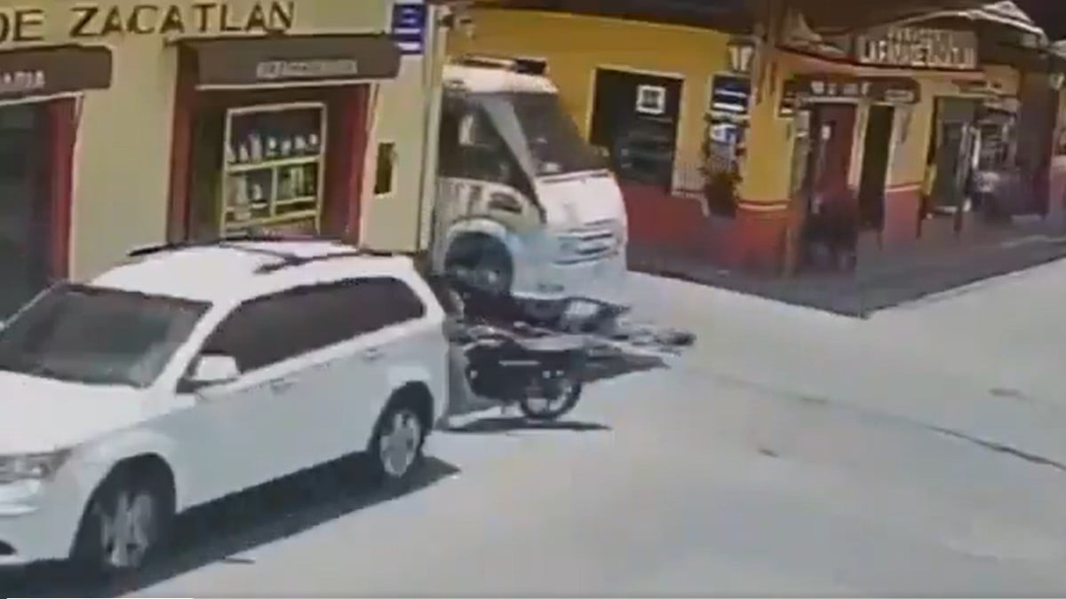 VIDEO ¡Le pasó por encima! Camión arrolla a una mujer que llevaba una menor en brazos