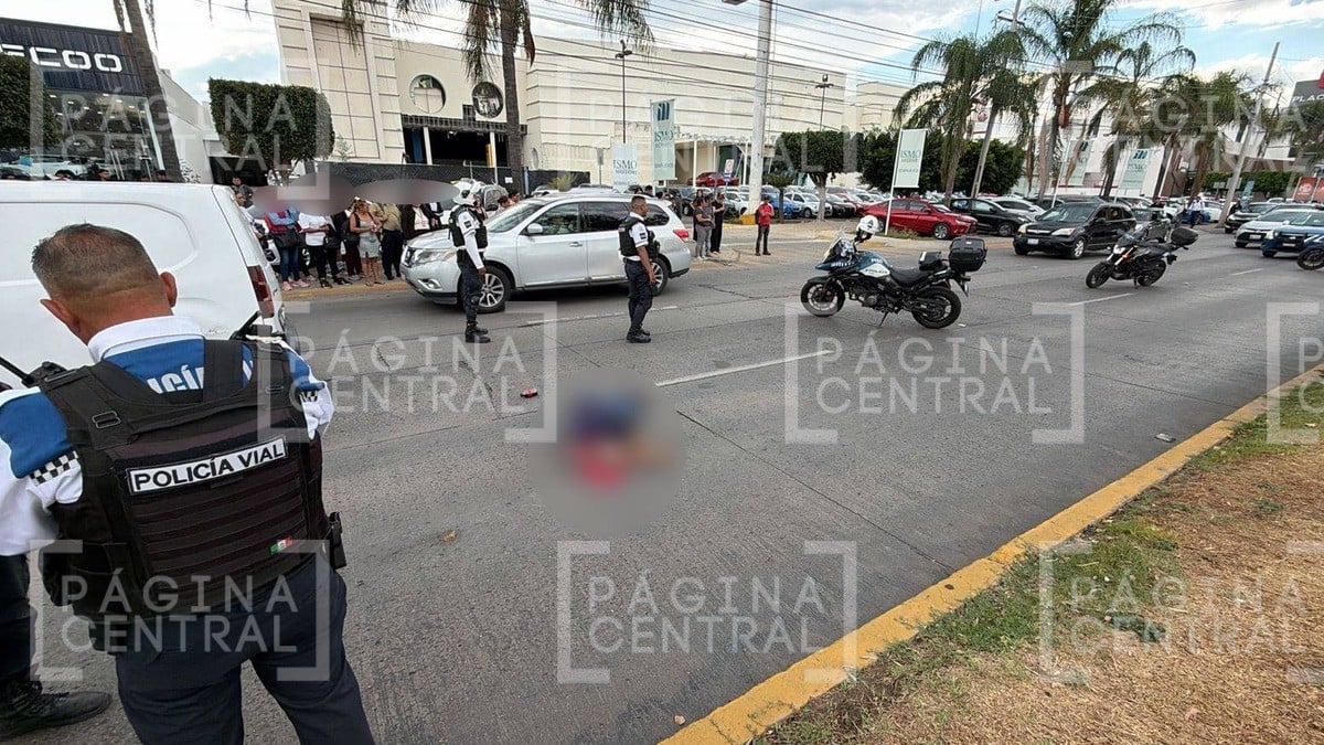 Motociclista intentó filtrarse entre el tráfico, pierde el control, cae y es arrollado