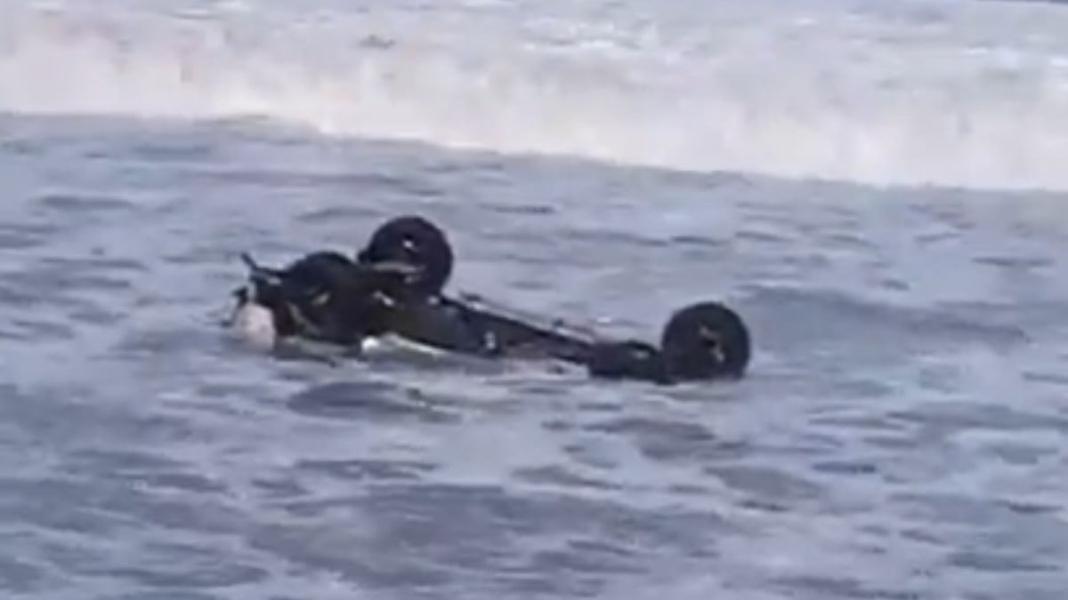 Camioneta en el mar