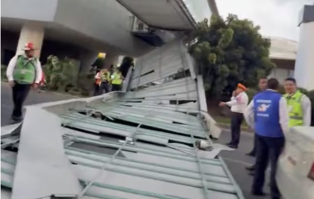 ¡Cae sobre una automovilista! Colapsa techo de puente peatonal