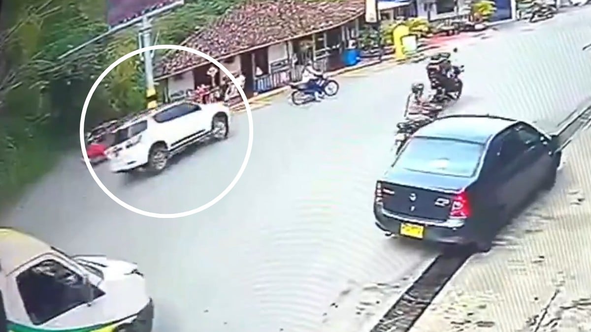 VIDEO Conductora estrella su camioneta contra un restaurante; dejó un muerto y una herida