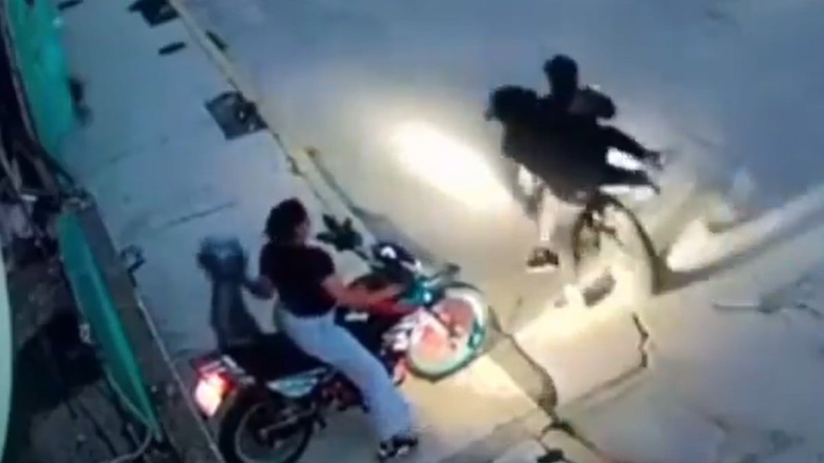 VIDEO ¡En segundos! Delincuentes bajan a madre e hijo de la moto para robarse el vehículo