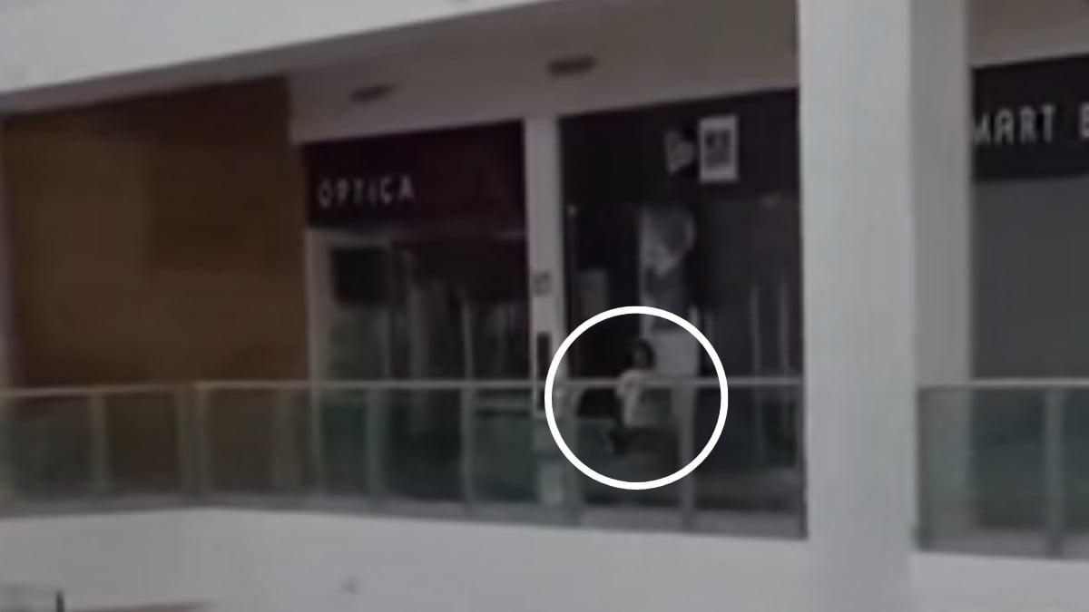 VIDEO ¡Terrorífico! Niña fantasma acecha a trabajadores de un centro comercial