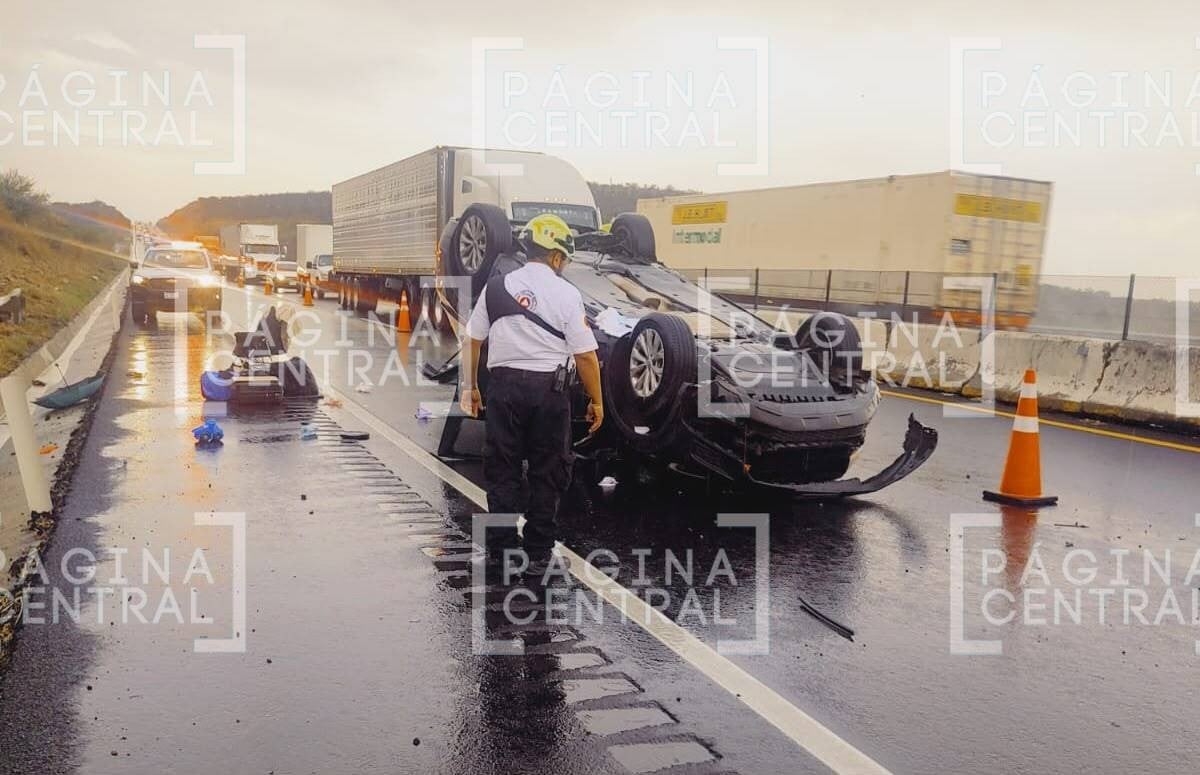 Exceso de velocidad provoca volcadura en la León–Aguascalientes; hay 3 heridos