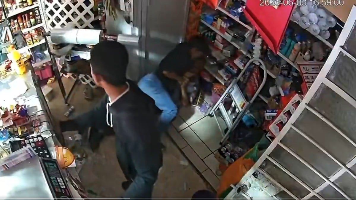 VIDEO ¡Se enfrentaron a cuchillazos! Adulto mayor se resiste a asalto a mano armada