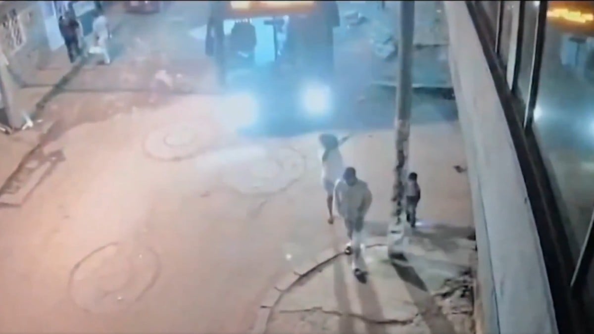 VIDEO Madre e hijo mueren atropellados por un camión; chofer olvidó poner el freno