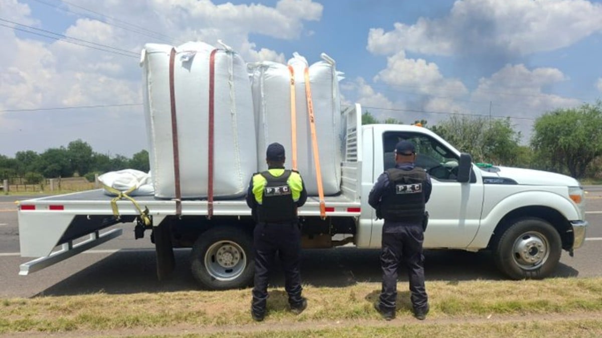 Aseguran en Guanajuato camioneta robada en Querétaro; llevaba 2 toneladas de plástico