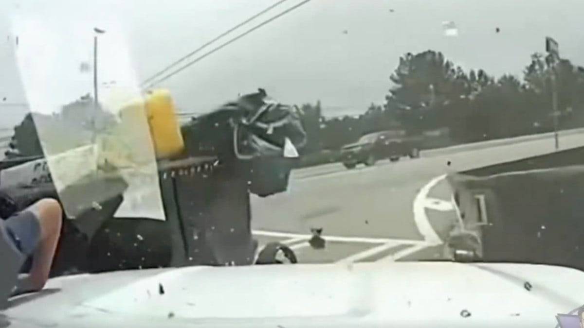 VIDEO Niño sale expulsado de un automóvil tras fuerte choque; cámara policial grabó todo