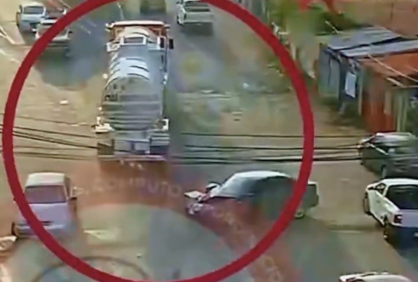 VIDEO Trailer con huachicol provoca caos vial durante persecución