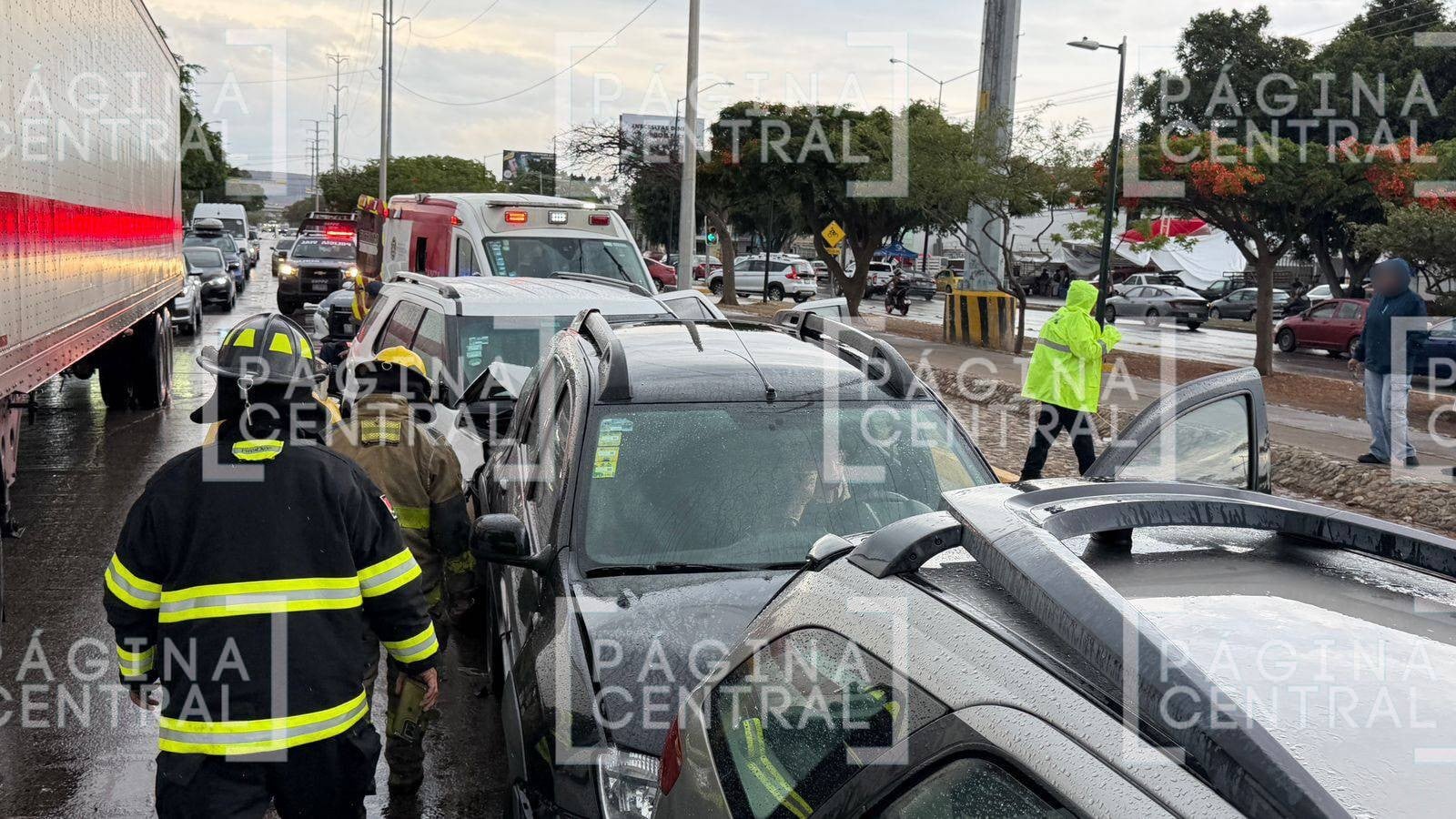 ¡Caos vial! Pipa de SAPAL y varios autos protagonizan carambola en Juan Alonso de Torres