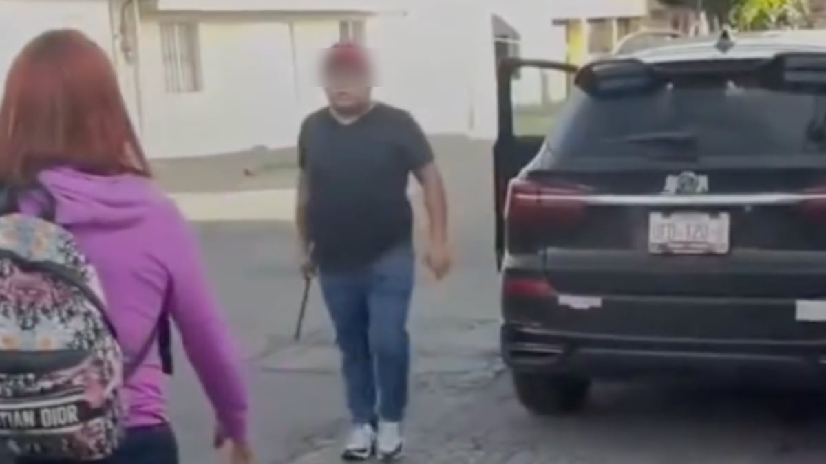 VIDEO ¡Qué le pasa! Sujeto intentó arrollar y golpear a madre e hija, esto hizo al ser grabado