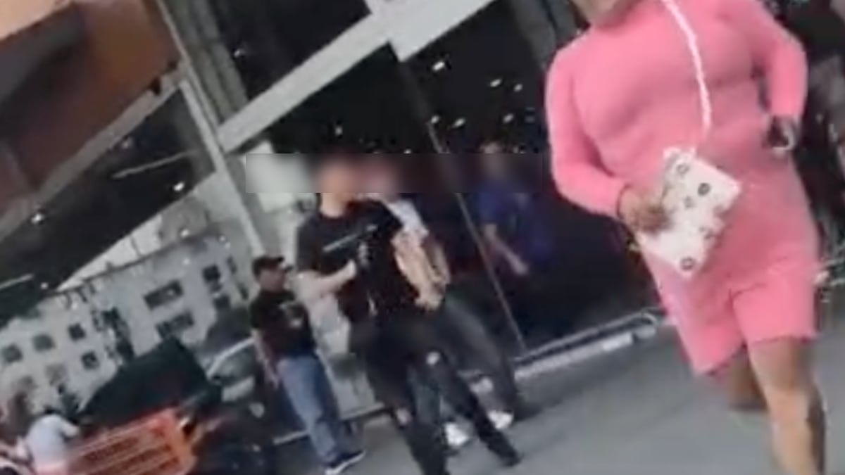 VIDEO ¡Los alcanzaron! Presuntos farderos huyen corriendo tras atracar supermercado