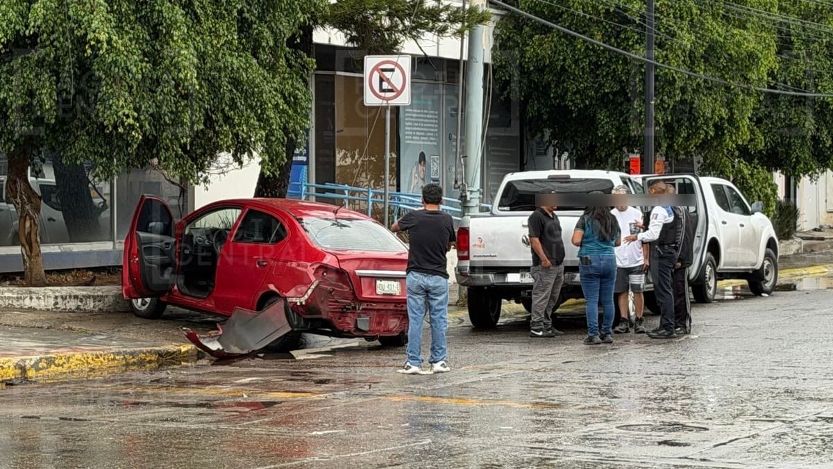 ¡A la banqueta fue a dar! Fuerte choque en López Mateos