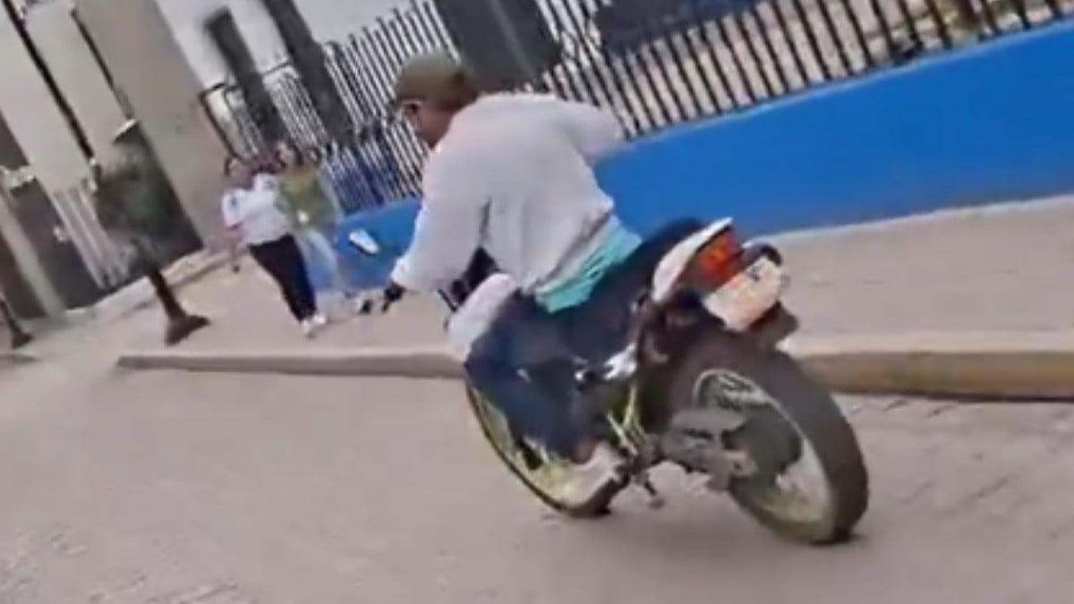 VIDEO ¡A toda velocidad! Víctima persigue a presunto ladrón en moto que robó su celular