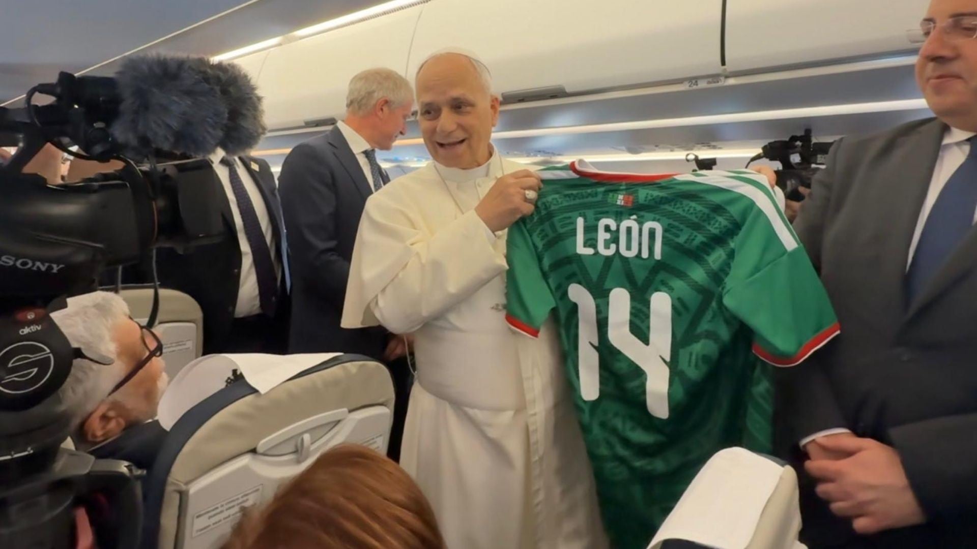Posa Papa León XIV con playera de México