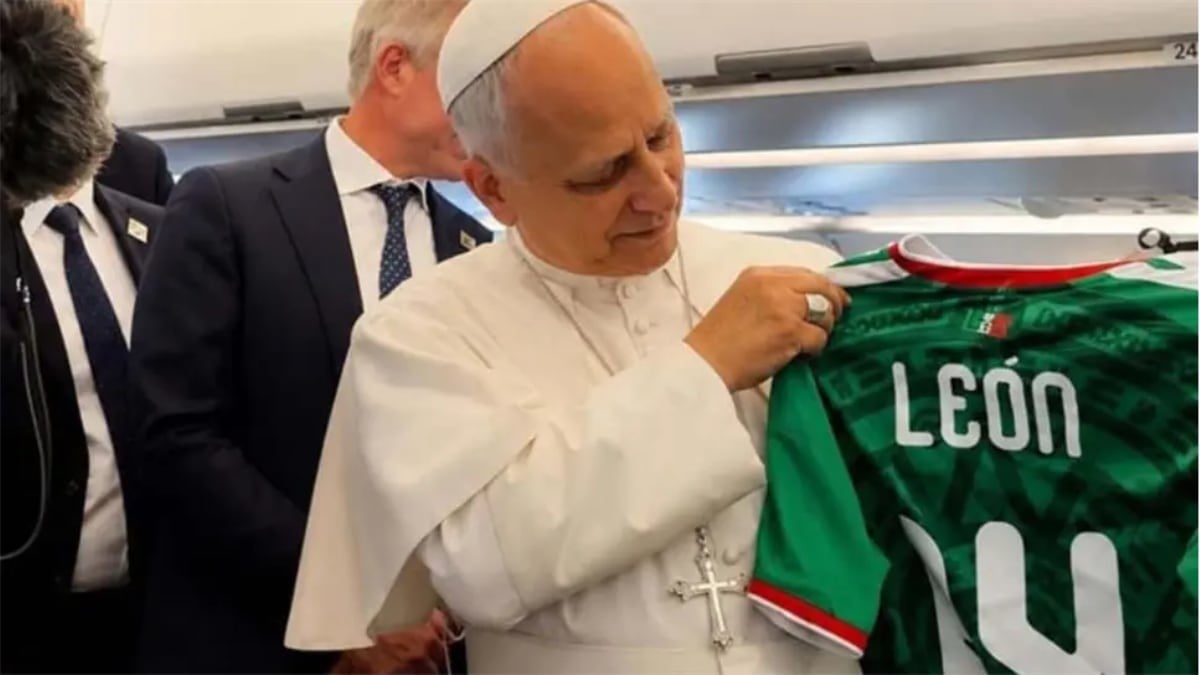 ¡Háganos la buena! Papa León XIV posa con playera de la selección mexica