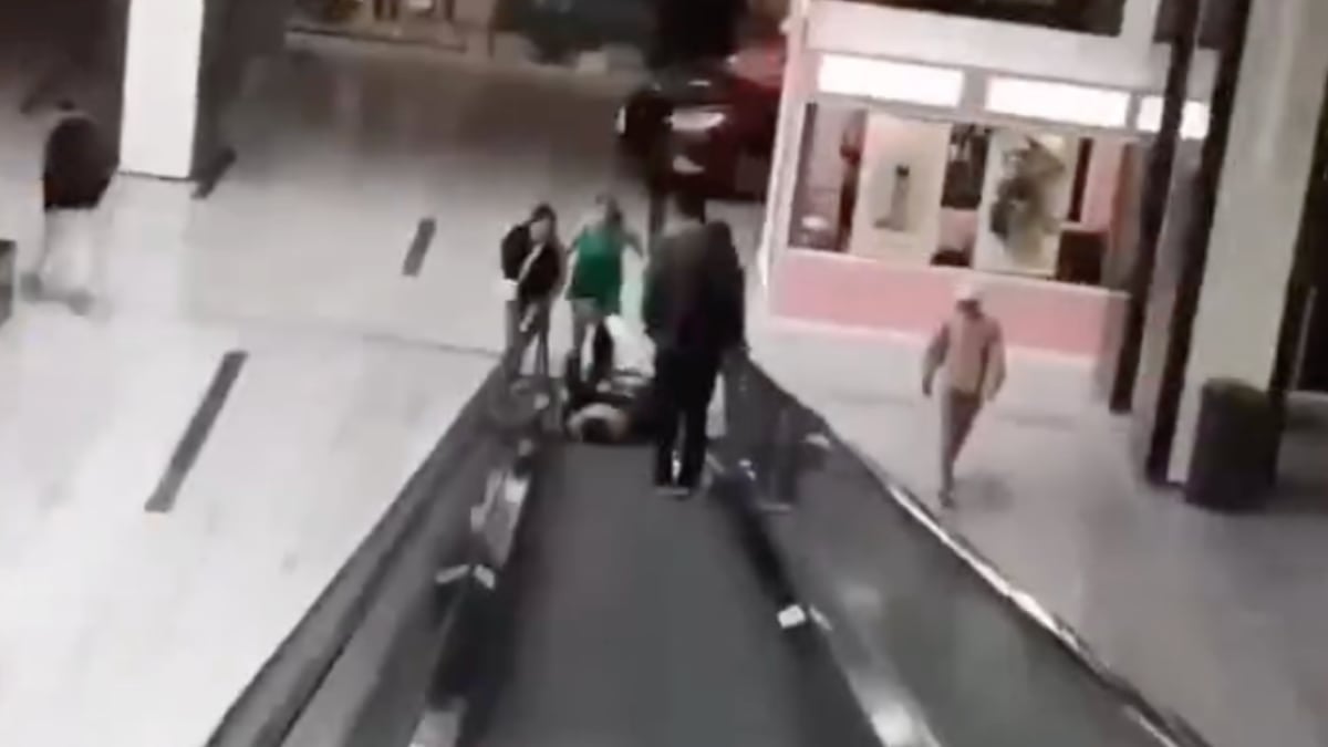 VIDEO ¿Juventud o imprudencia? Así “acrobacia” terminó mal en centro comercial