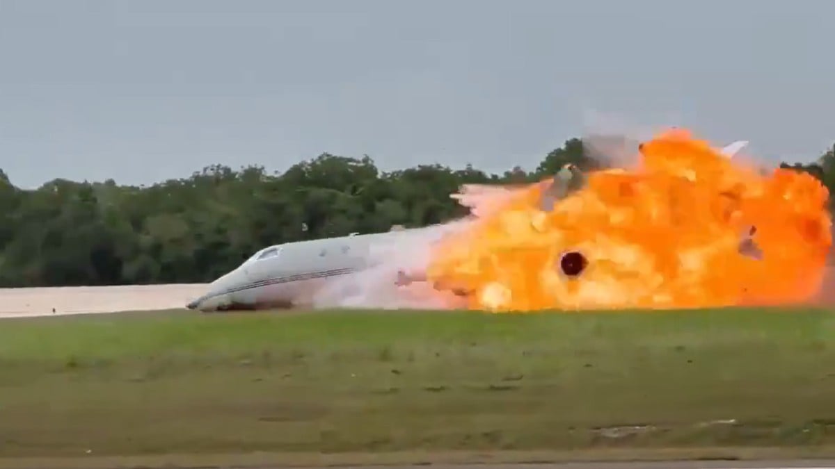 VIDEO Avión se estrella y explota durante aterrizaje de emergencia; hay dos muertos