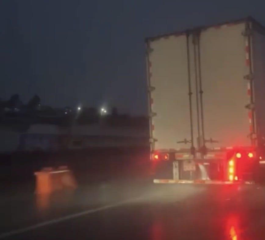 VIDEO ¡Instantes de terror! Trailero arrastra a motociclista tras accidente