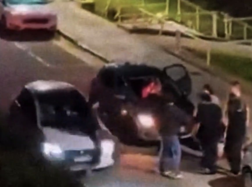 VIDEO ¡Segundos de ira! Lo empuja y termina atropellado