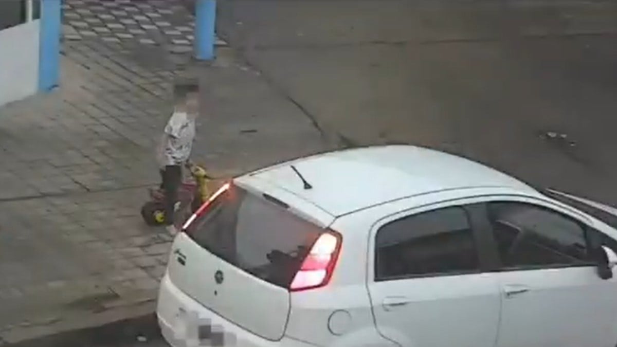 VIDEO 'No sé dónde está papi': Rescatan a niño que jugaba sólo en la calle