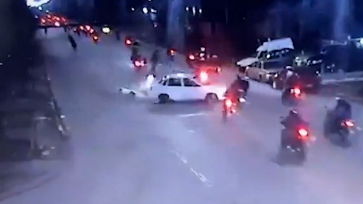 VIDEO Automóvil se estrella contra una caravana de motos; deja un muerto y siete heridos