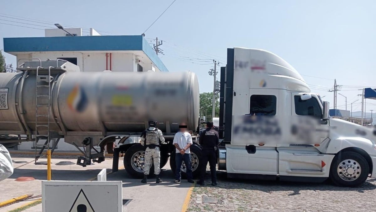 Aseguran una pipa con 34 mil litros de huachicol en Celaya y detienen al conductor