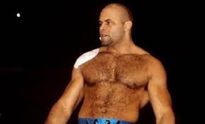 Confirman amputación de ambas piernas al luchador Konnan