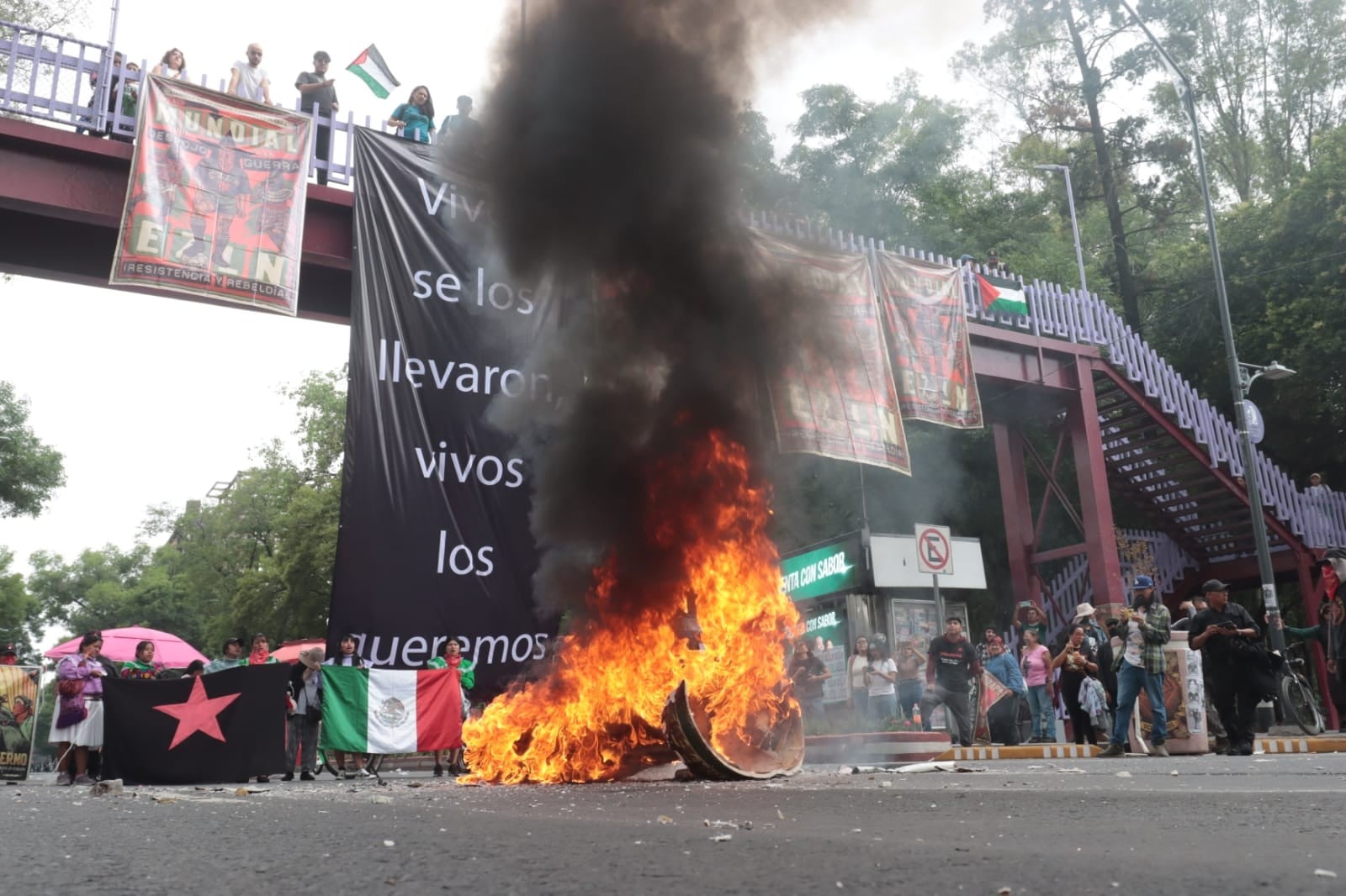 Toman normalistas de Ayotzinapa la caseta de Tlalpan
