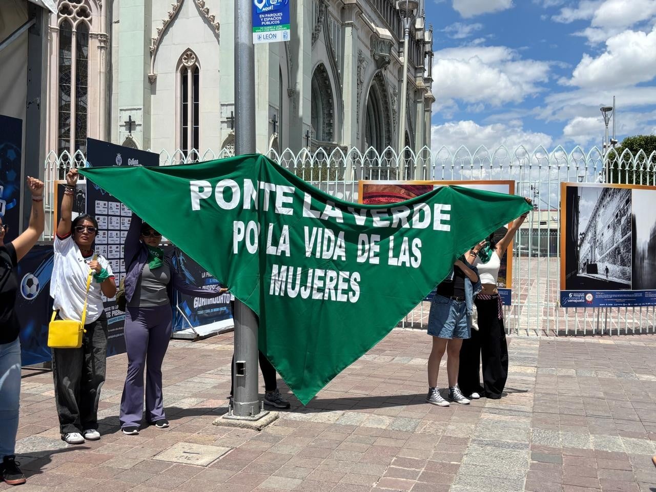 Red de Acompañantes exige aborto legal frente al Expiatorio durante justa mundialista