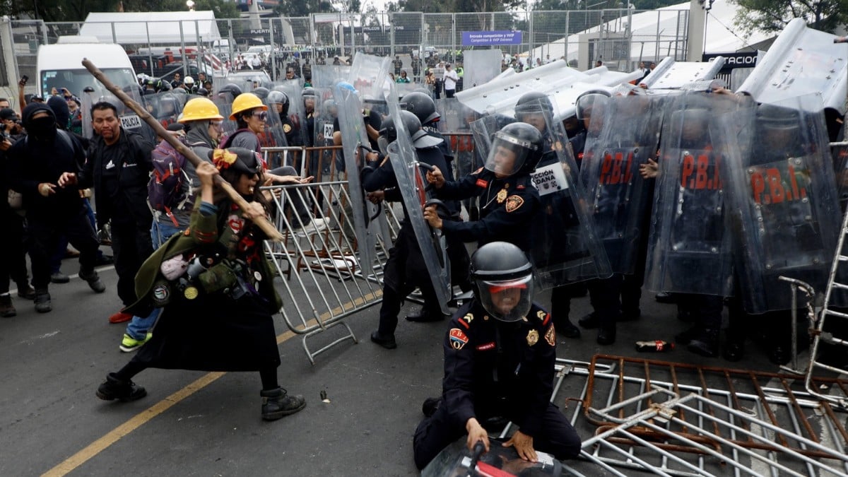 Se enfrentan manifestantes y elementos de la SSC
