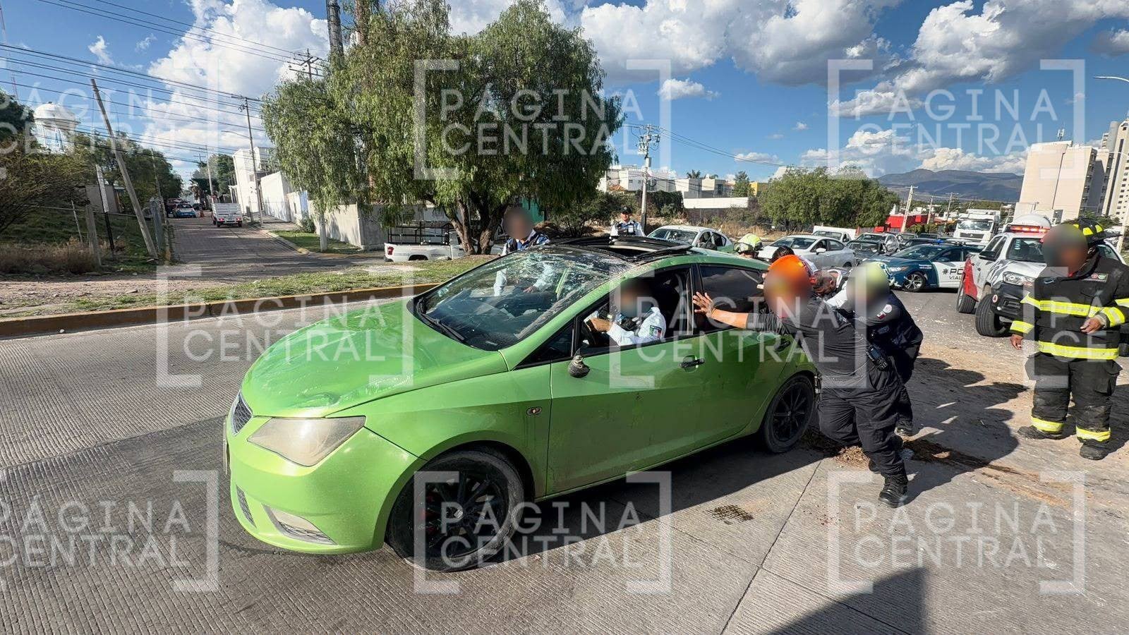 Conductor pierde control por fuga, ¡brinca el camellón y vuelca en Morelos!