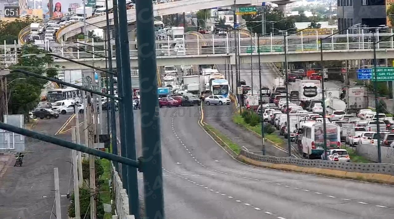 ¡Trafical! Manifestación de taxis ejecutivos provoca caos vial por Altacia y Morelos
