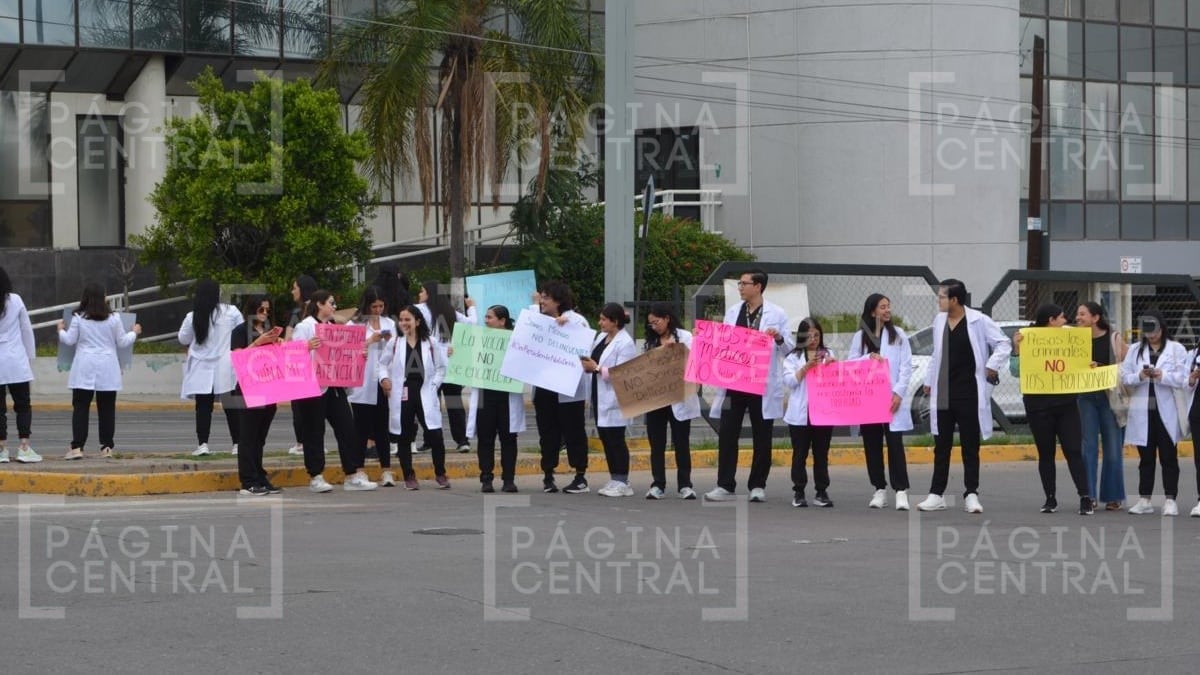 Residentes del IMSS protestan en León por detención de médico acusado de presunto robo