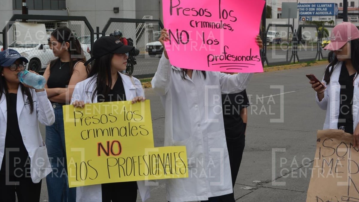 Residentes del IMSS protestan en León por detención de médico acusado de presunto robo