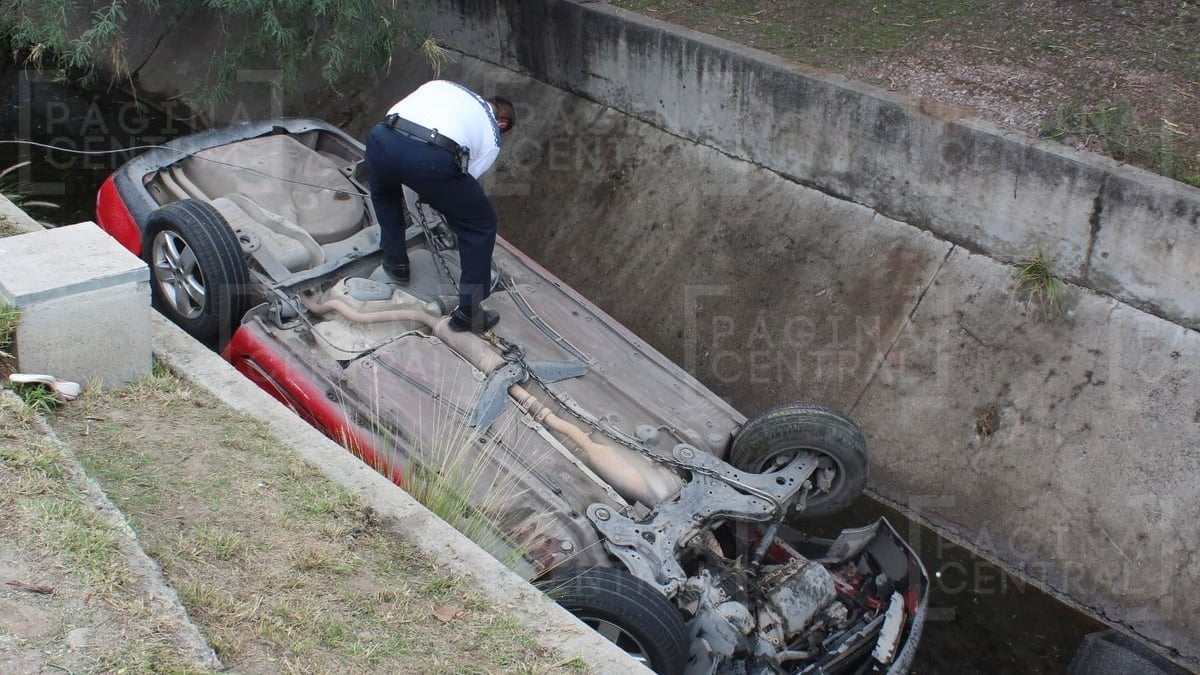 ¡Cayó y se volcó! Fuerte accidente vial en Parques del Sur