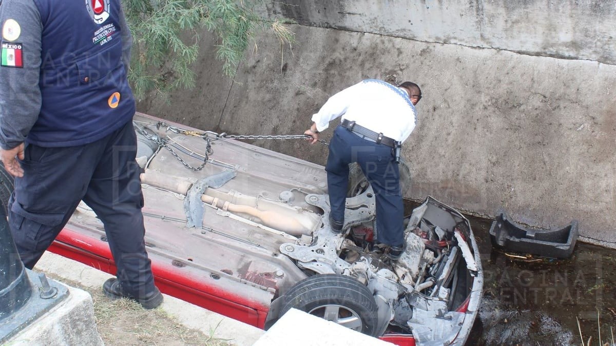 Mujer sale ilesa tras volcadura en Parques del Sur