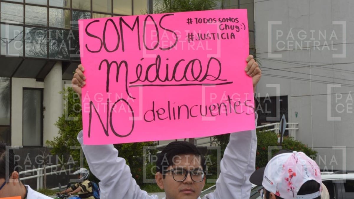 Médicos de León acusan a agentes de ‘sembrar’ delito a compañero y se manifiestan